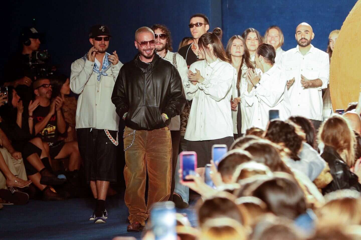 J Balvin en la pasarela de Colombiamoda con su nueva colección de moda