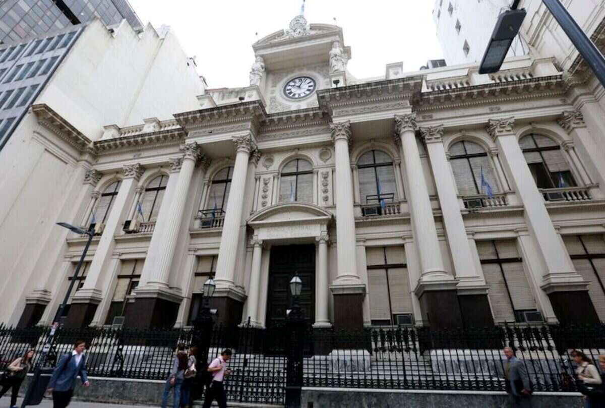 Fachada del Banco Central de Argentina en un día soleado