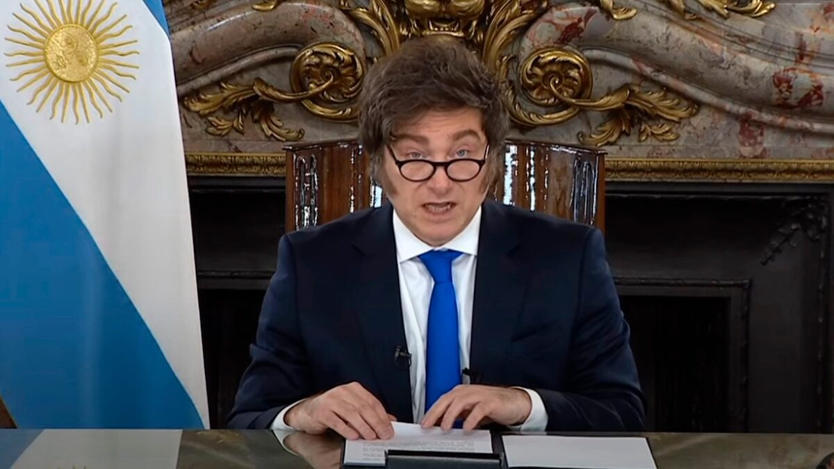 Javier Milei presentando la reforma del Banco Central en cadena nacional