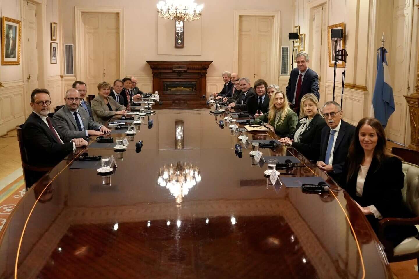 Reunión en la Casa Rosada entre Javier Milei y Kristalina Georgieva con funcionarios presentes