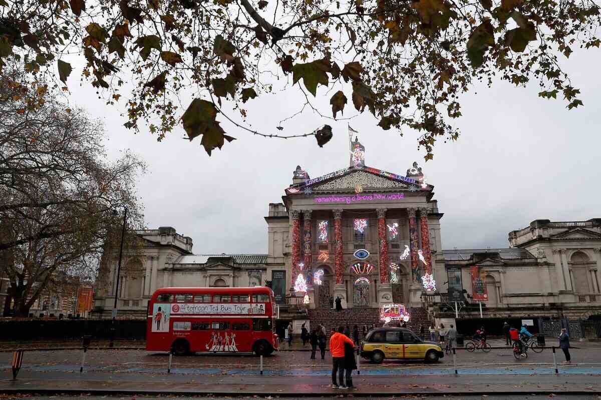 Vista exterior del museo Tate con un autobús rojo en primer plano