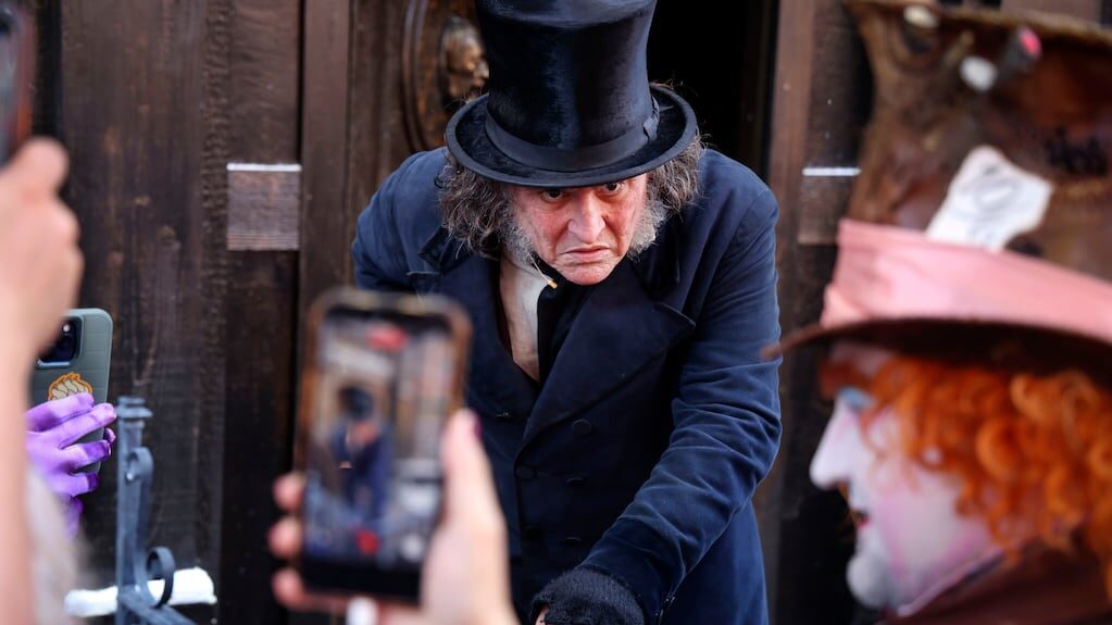 Johnny Depp caracterizado como Ebenezer Scrooge en Comic-Con