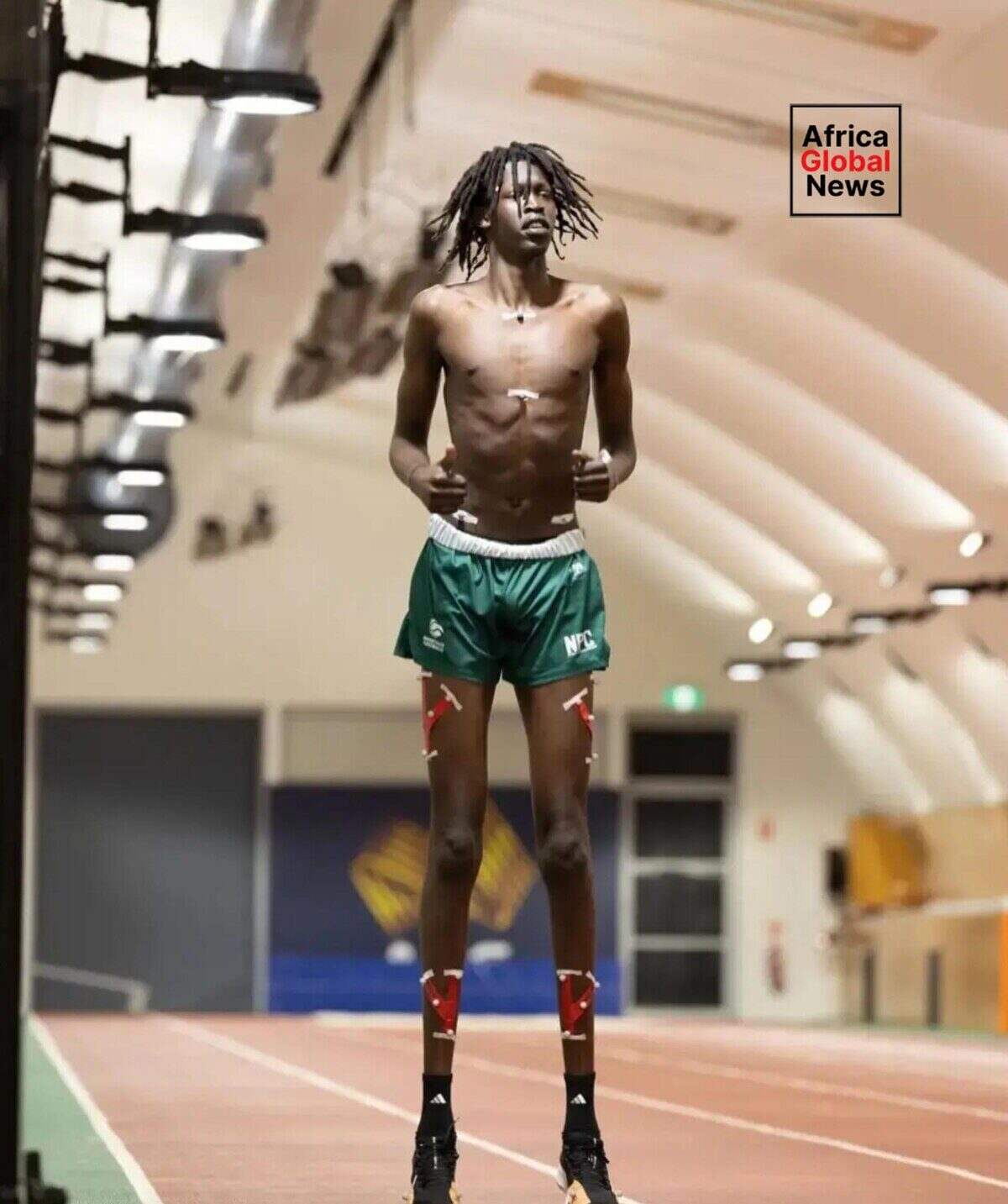 Jongkuch Mach, joven jugador de básquet australiano, entrenando en una pista con una altura impresionante