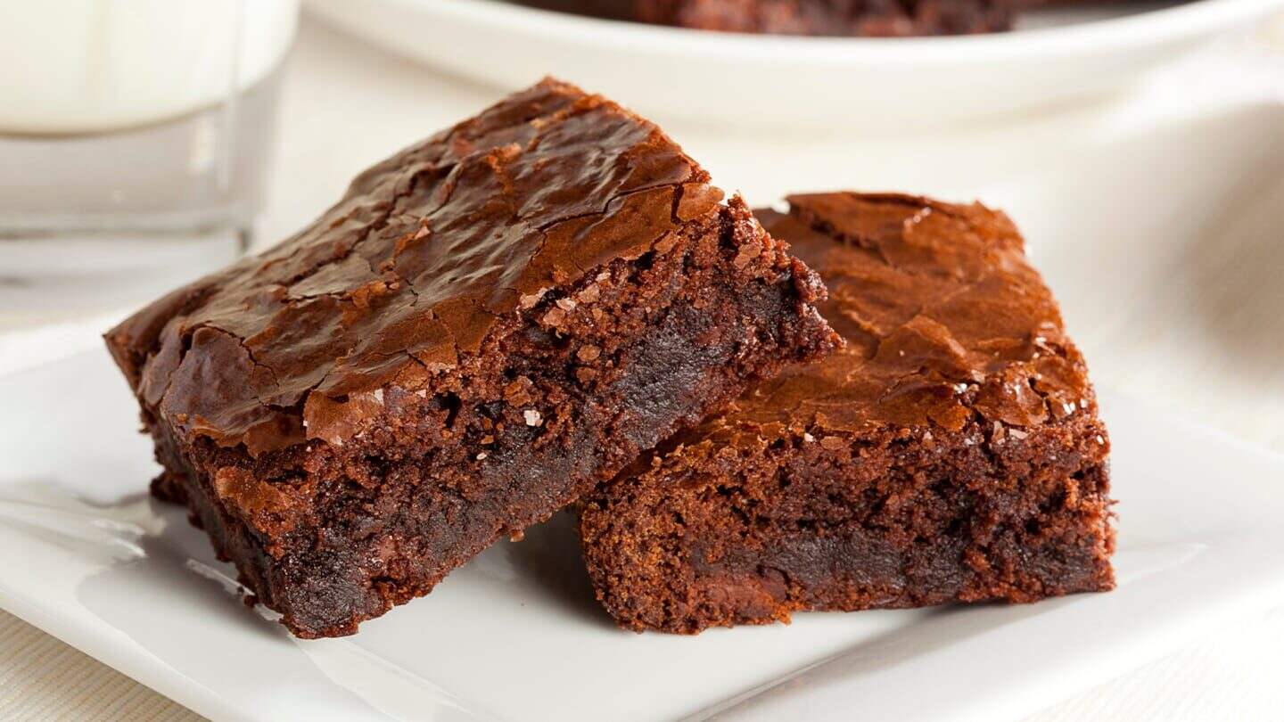 Brownies de chocolate en un plato blanco