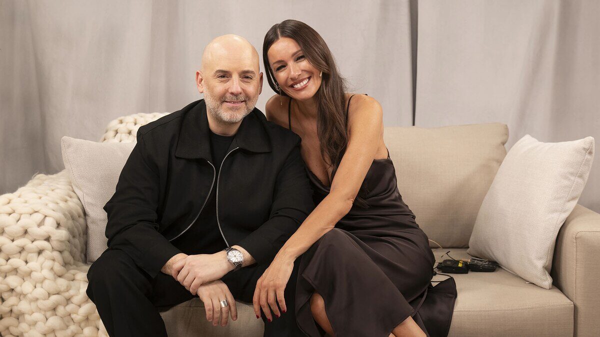 José María Muscari y una mujer sonriente posando juntos en un sofá
