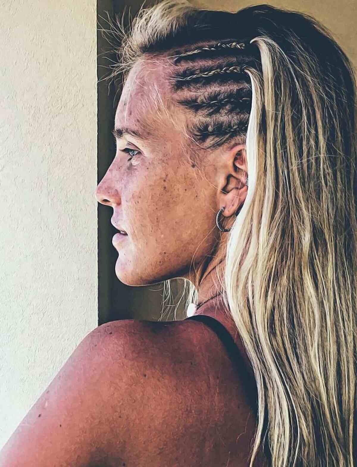 Mujer con trenzas en el cabello mirando hacia un lado