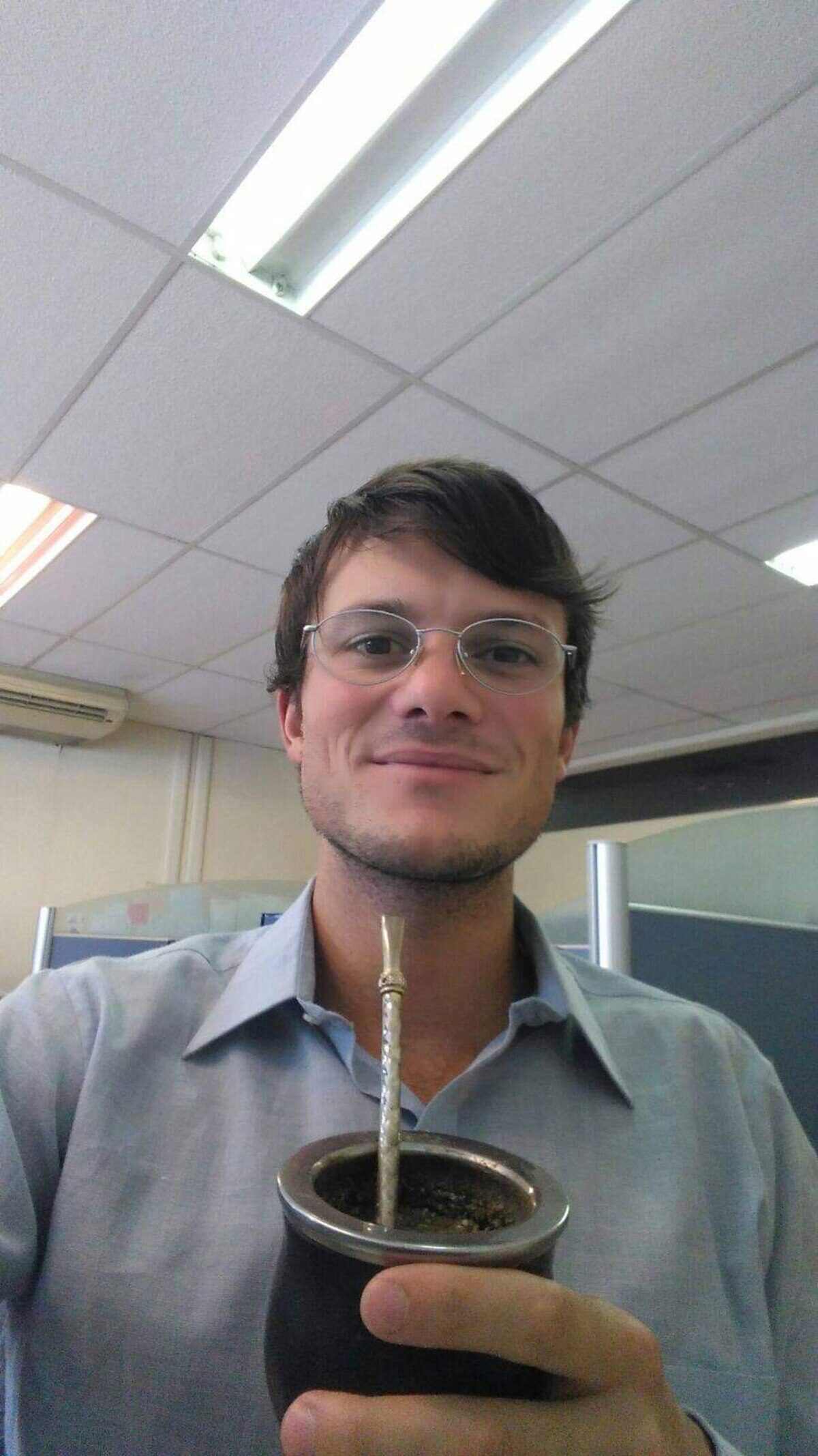 Juan Manuel Reverter sosteniendo un mate en un entorno de oficina