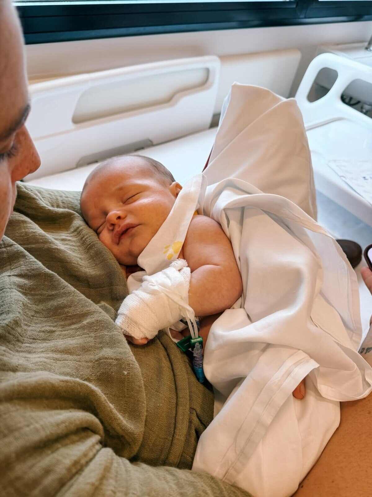 Juana Repetto sostiene a su bebé dormido en brazos en un entorno hospitalario