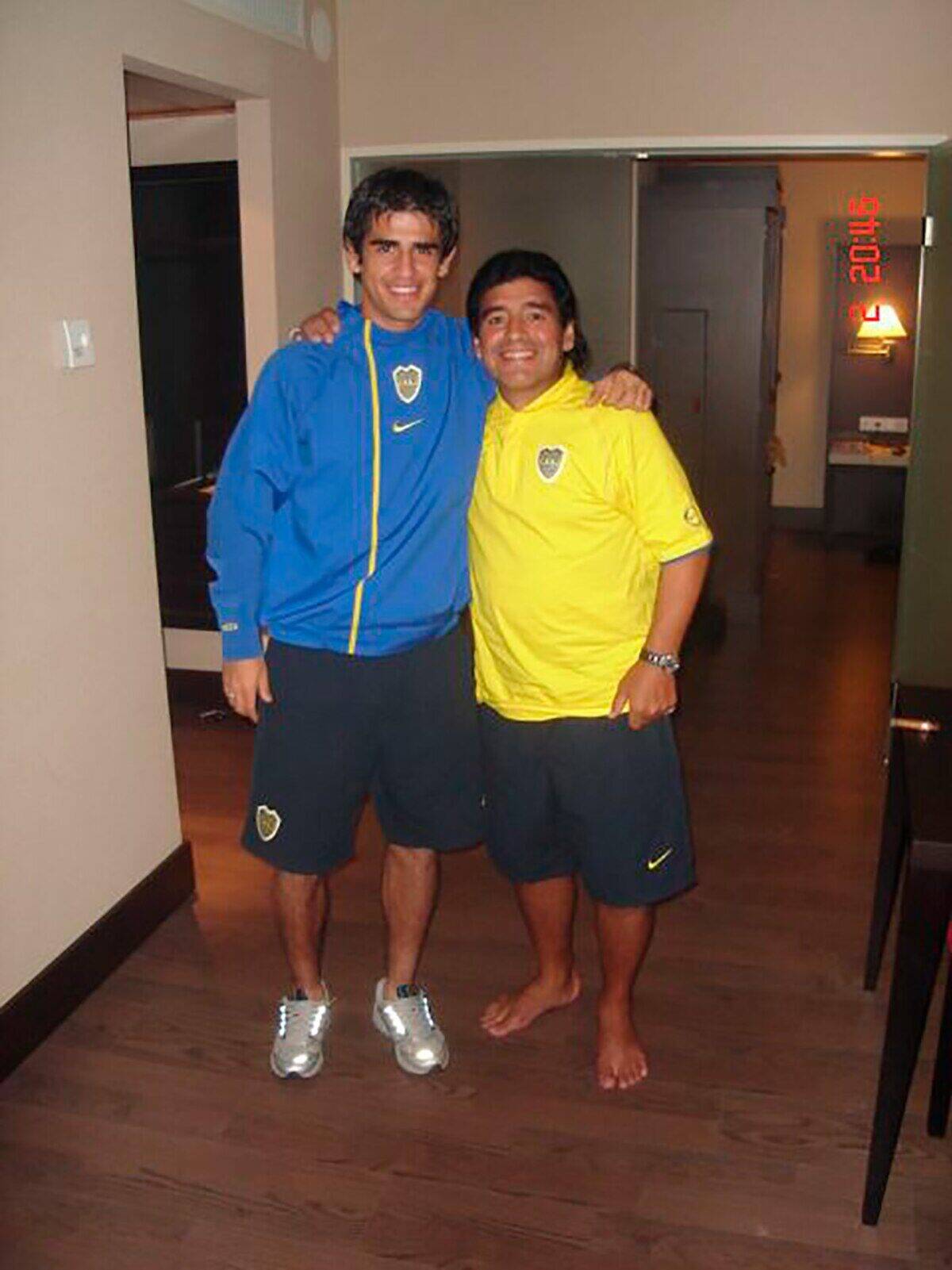 Julio Barroso y otro jugador de Boca Juniors posando juntos en un vestidor