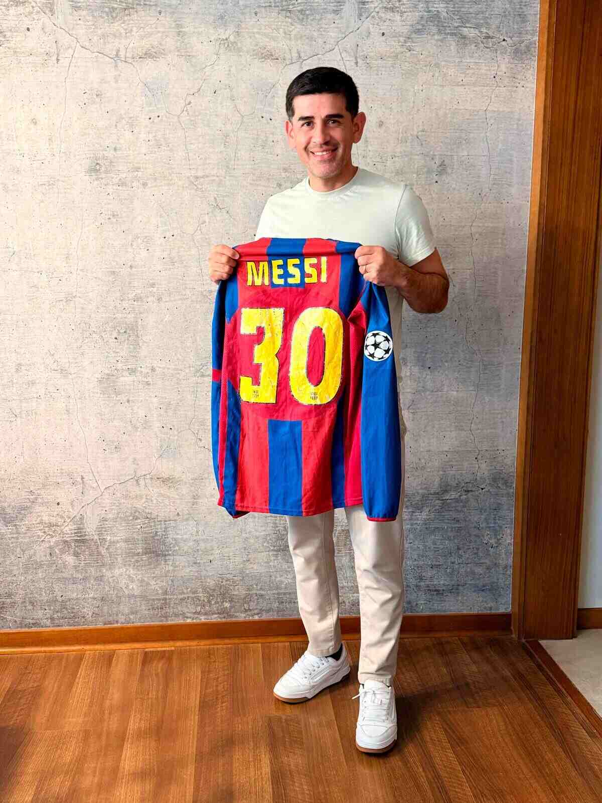Julio Barroso sostiene una camiseta de Lionel Messi con el número 30