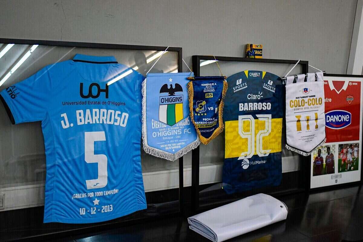 Camisas y banderas de O'Higgins y Boca Juniors en un evento deportivo