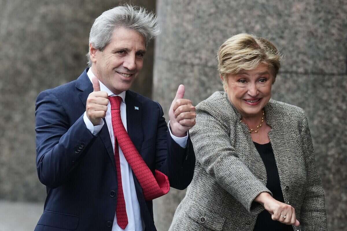 Kristalina Georgieva y un funcionario argentino posando con pulgares arriba en Buenos Aires