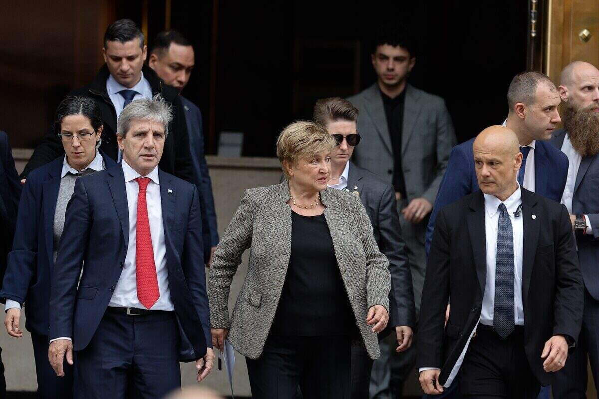 Kristalina Georgieva del FMI saliendo de un edificio en Argentina acompañada de varios hombres