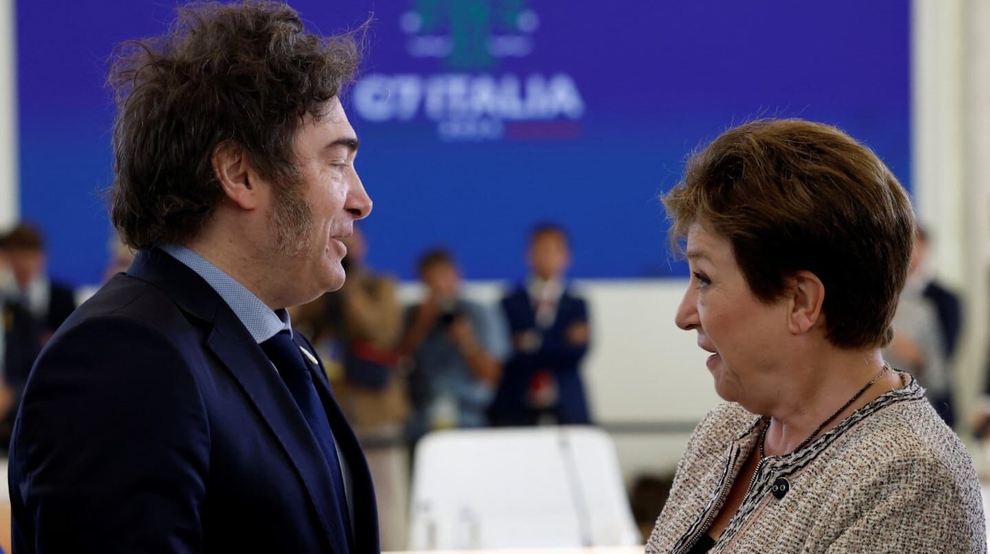 Kristalina Georgieva y Javier Milei conversan durante un evento en Argentina