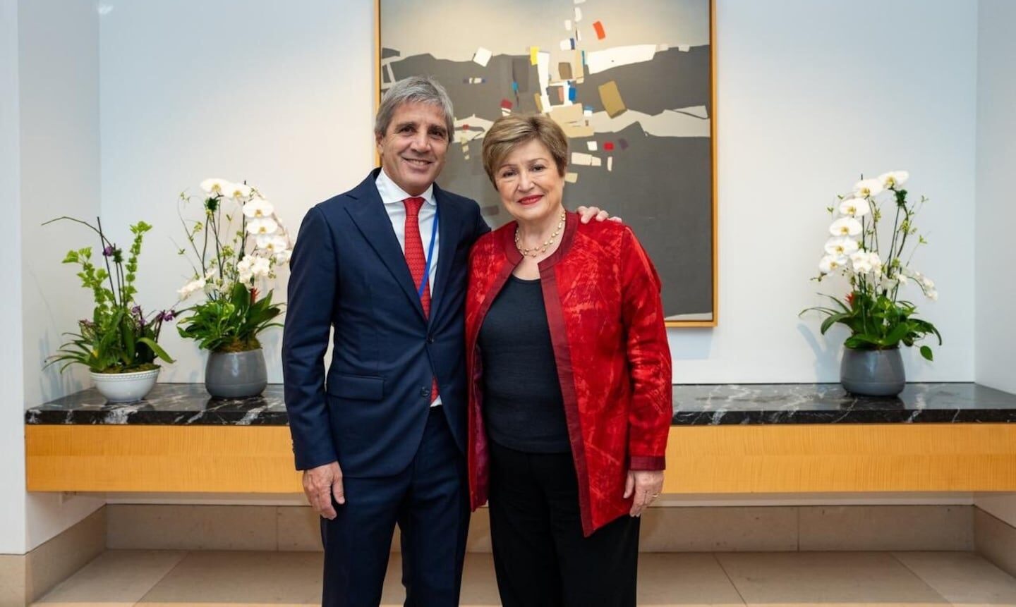 Kristalina Georgieva y Javier Milei posando juntos en un evento en Argentina