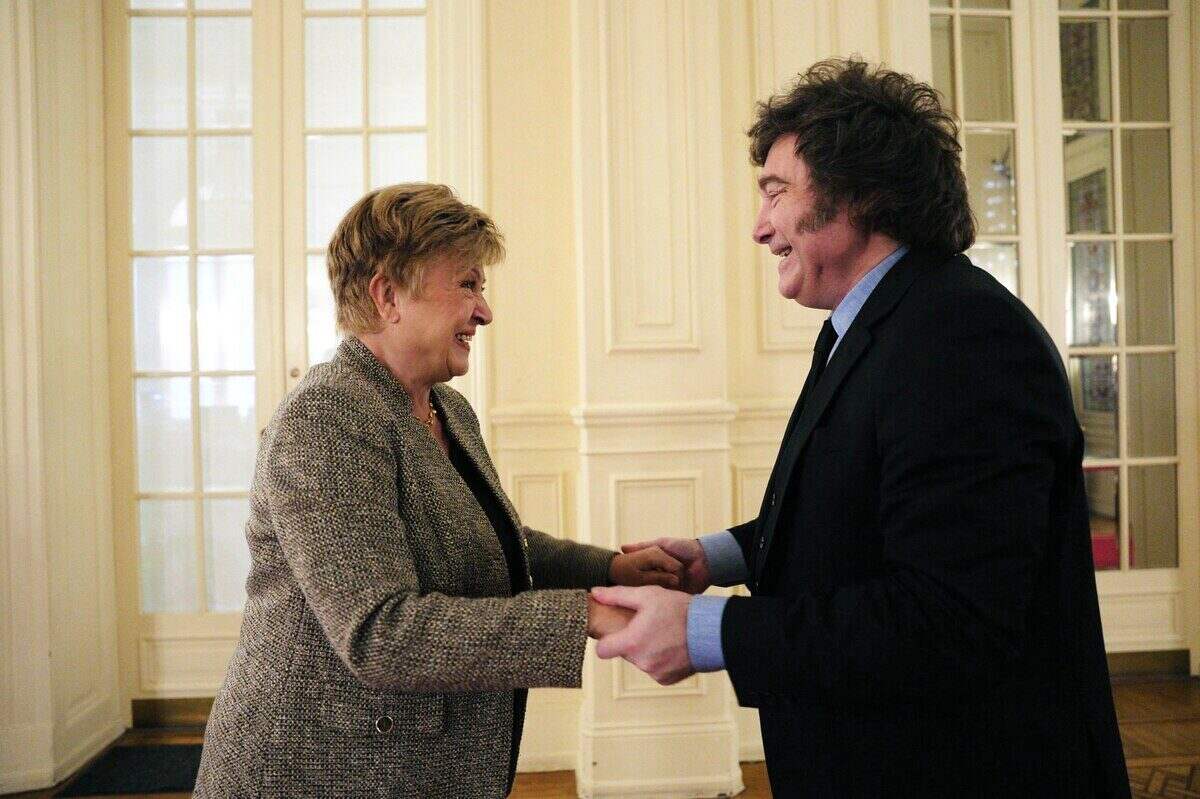Kristalina Georgieva y Luis Caputo se saludan en un encuentro oficial