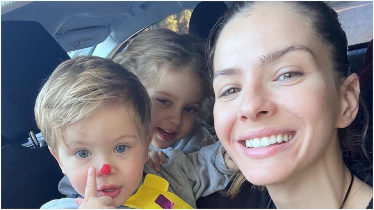 La China Suárez sonríe junto a sus hijos en el coche, celebrando el cumpleaños de Amancio