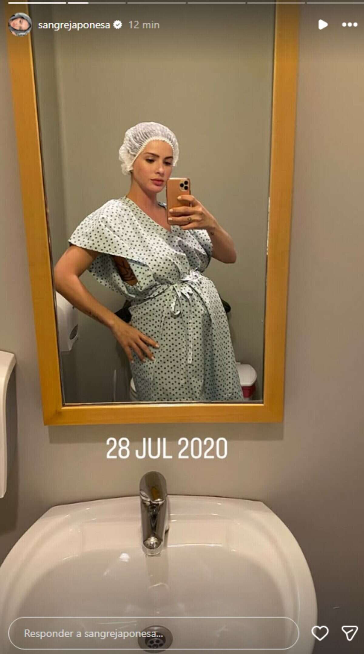 La China Suárez en bata de hospital tomando una selfie embarazada