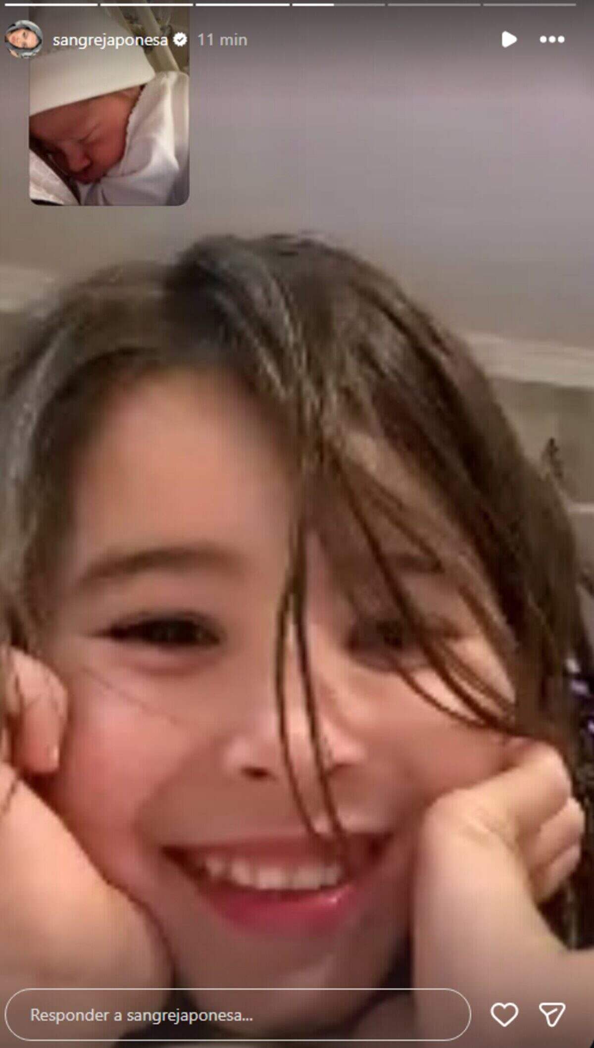 Niña sonriente con cabello oscuro, mostrando alegría en un video de cumpleaños