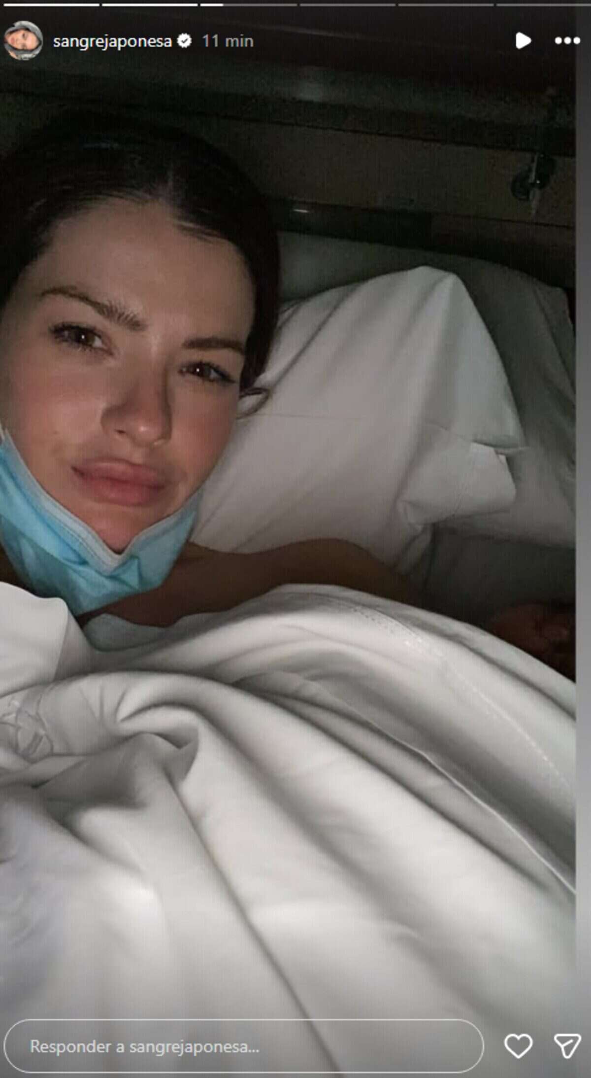 La China Suárez en una cama con una mascarilla, sosteniendo a su hijo Amancio en brazos