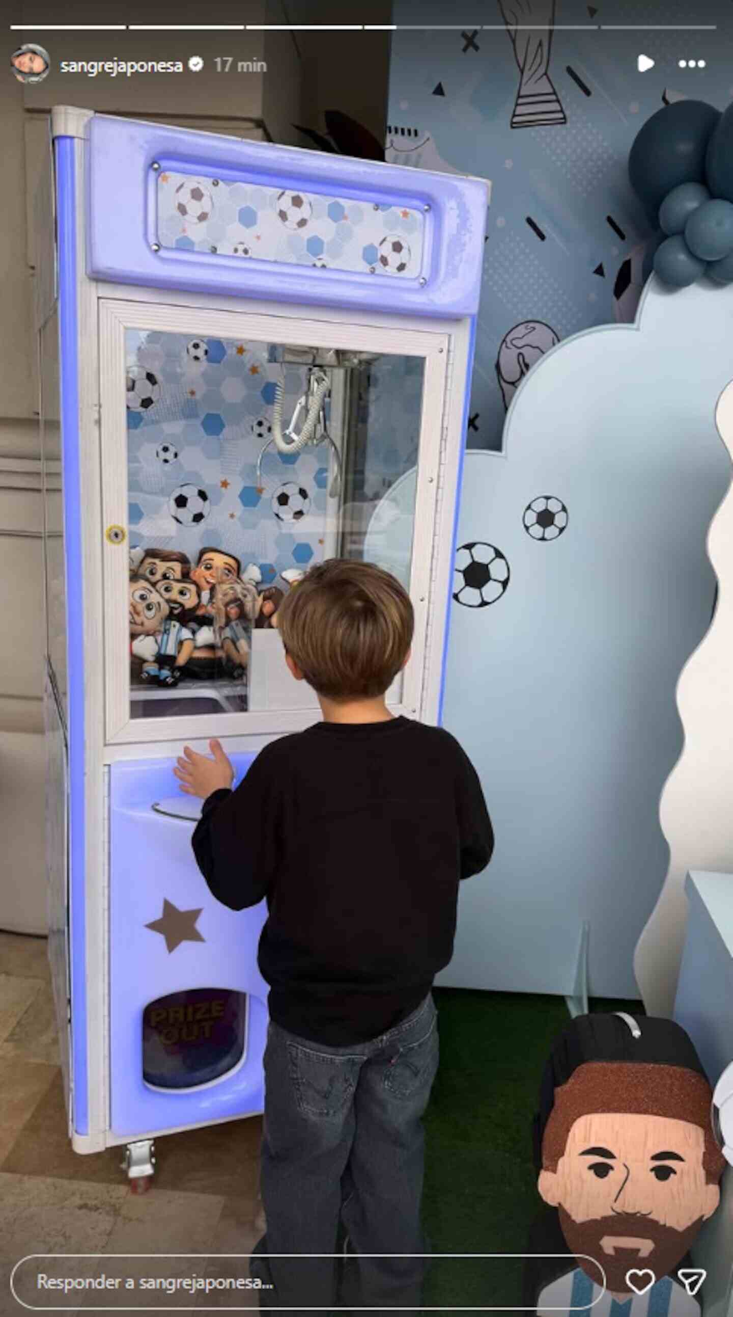 Niño jugando en una máquina de premios con temática de fútbol en el cumpleaños de Amancio