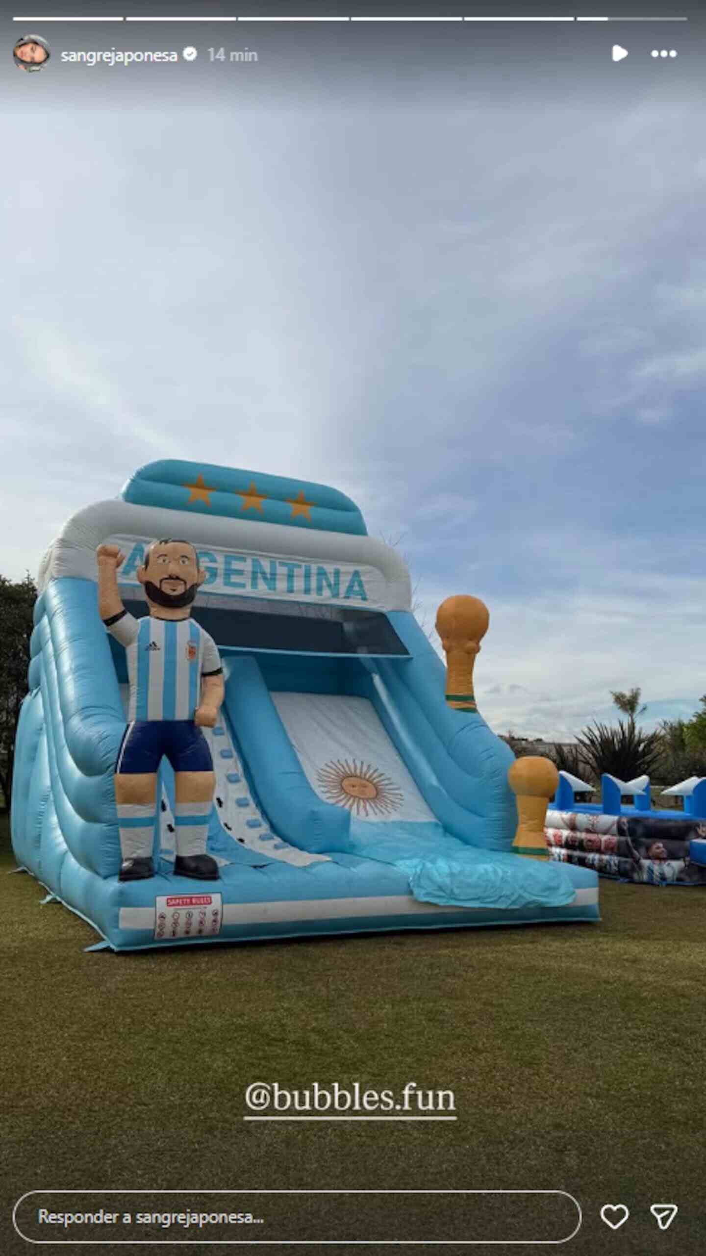 Inflable de cumpleaños con temática de la selección argentina en el festejo de Amancio