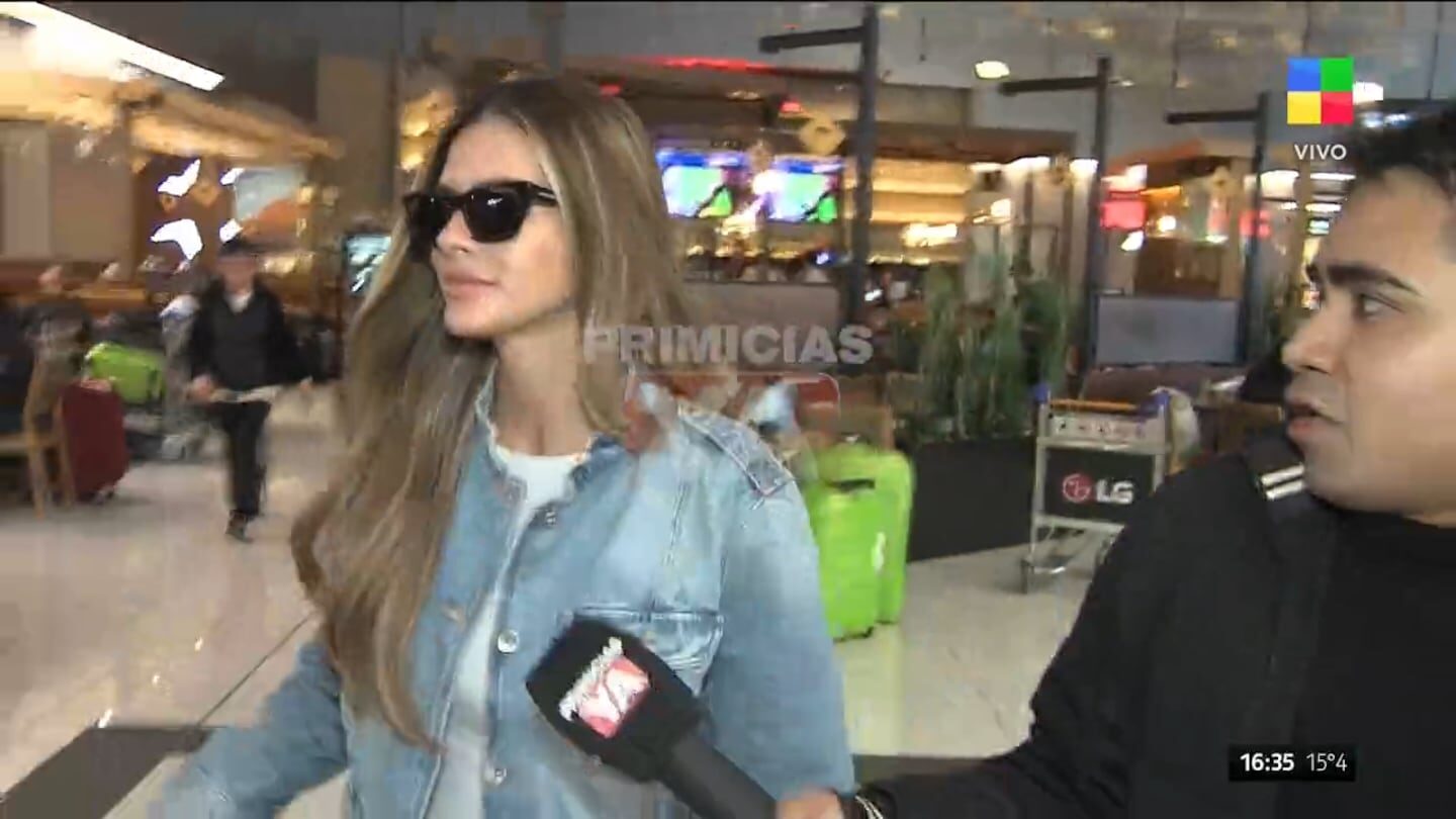 La China Suárez llegando al aeropuerto con gafas de sol y chaqueta de mezclilla