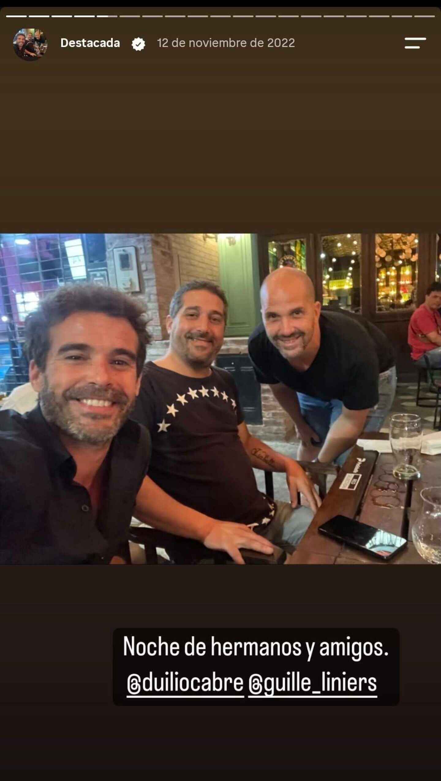 Nicolás Cabré y amigos en una noche de hermanos y risas