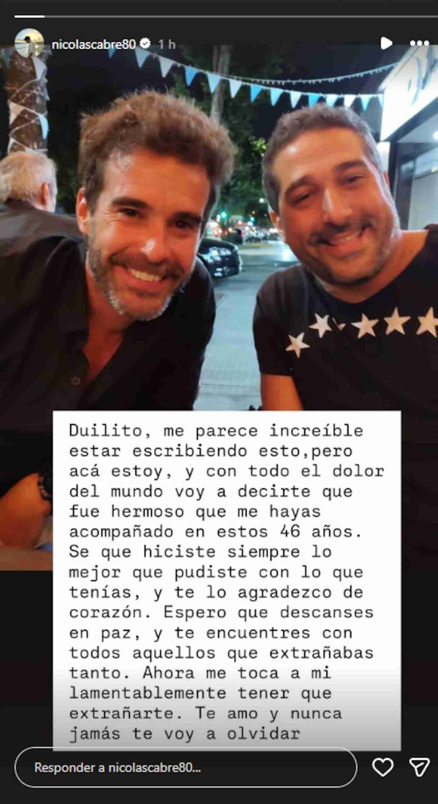 Nicolás Cabré y su hermano Duilio sonriendo juntos en una cena