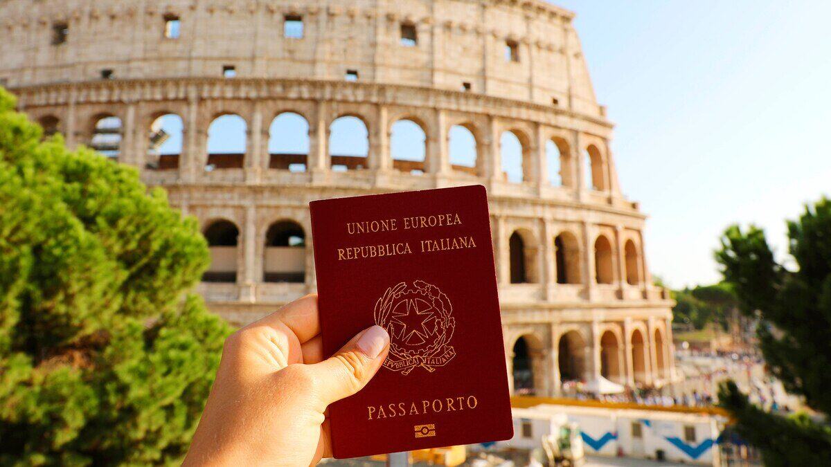 Pasaporte italiano frente al Coliseo de Roma