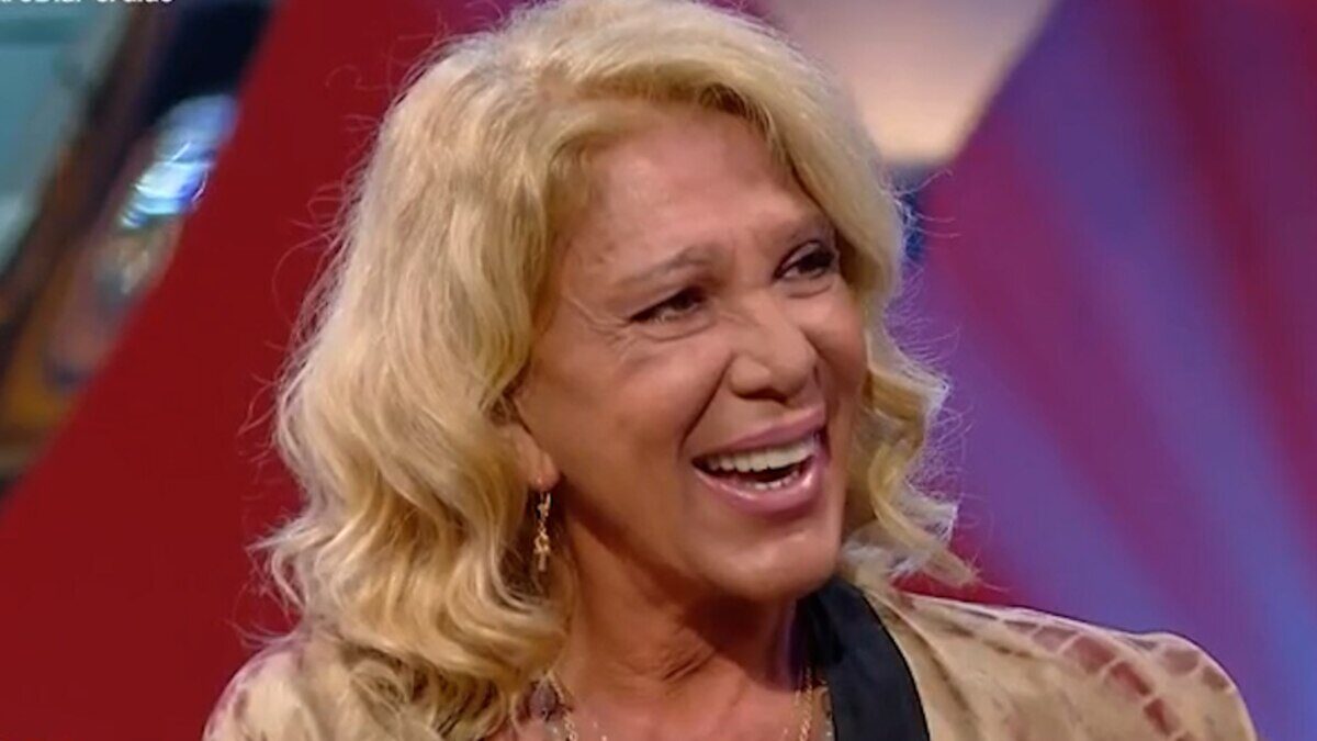 Reina Reech sonriendo durante una entrevista en televisión