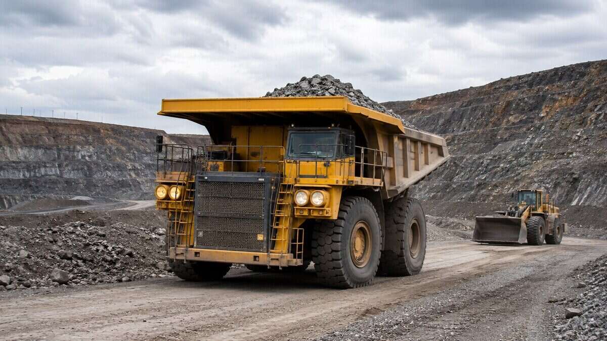 Camión de carga en una mina de Argentina transportando material mineral