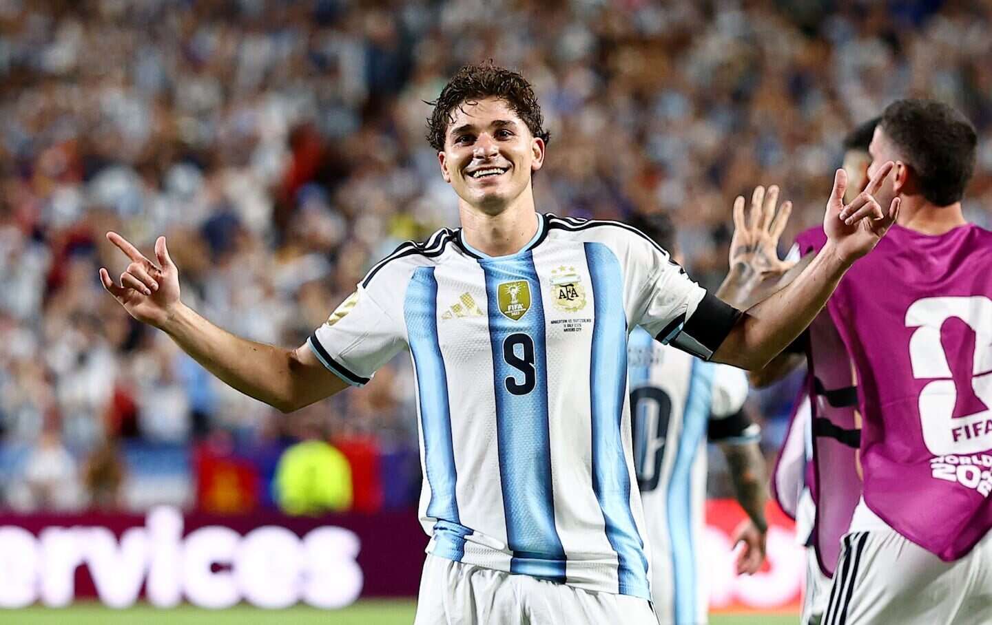 Julián Álvarez celebra un gol con la selección argentina durante un partido