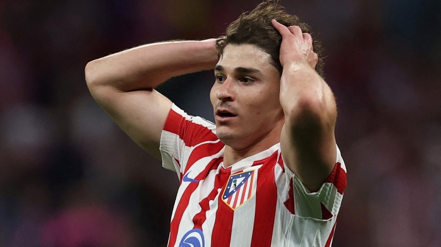 Jugador del Atlético de Madrid con expresión de preocupación durante un partido