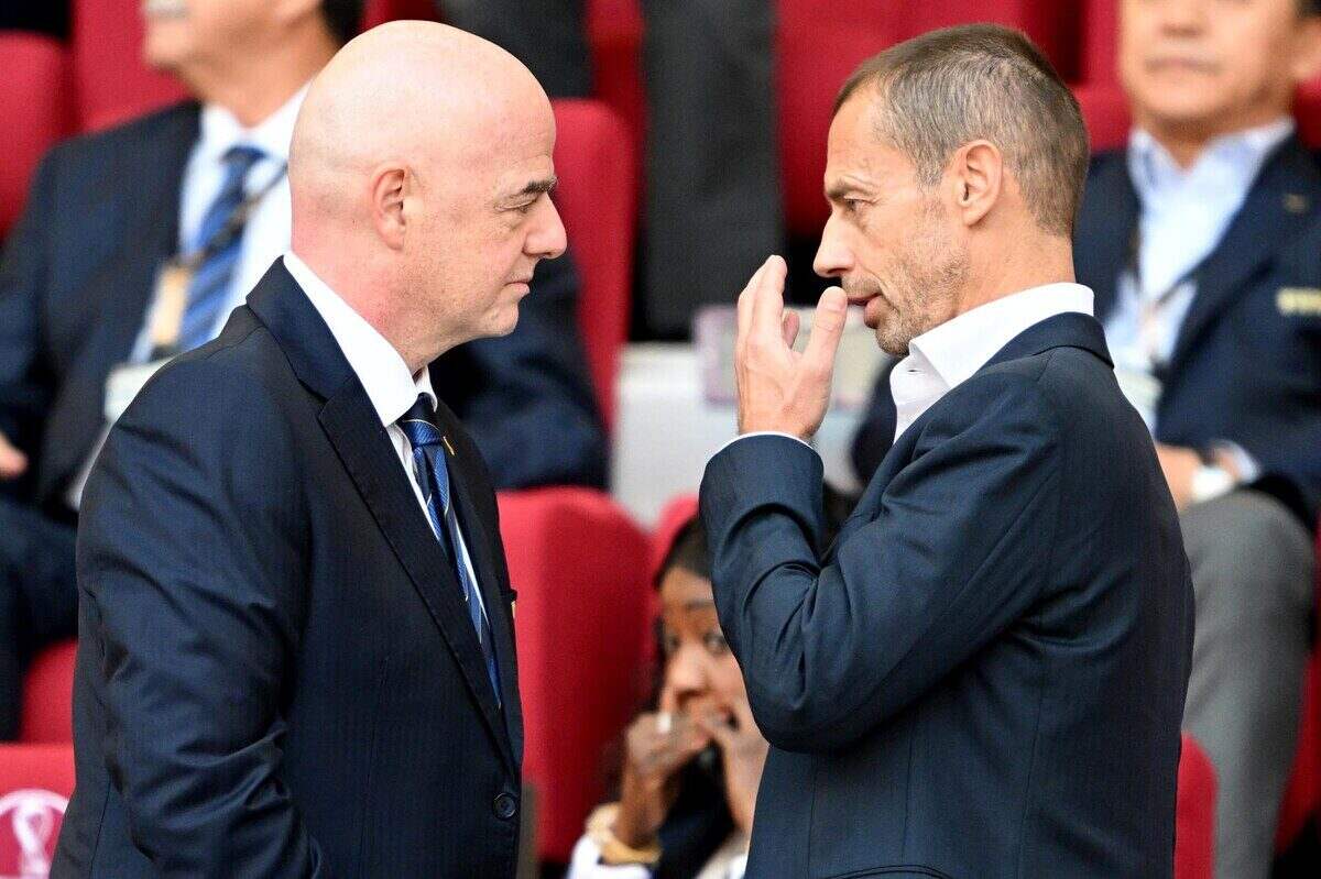 Gianni Infantino y Aleksander Čeferin conversando en un evento de la FIFA