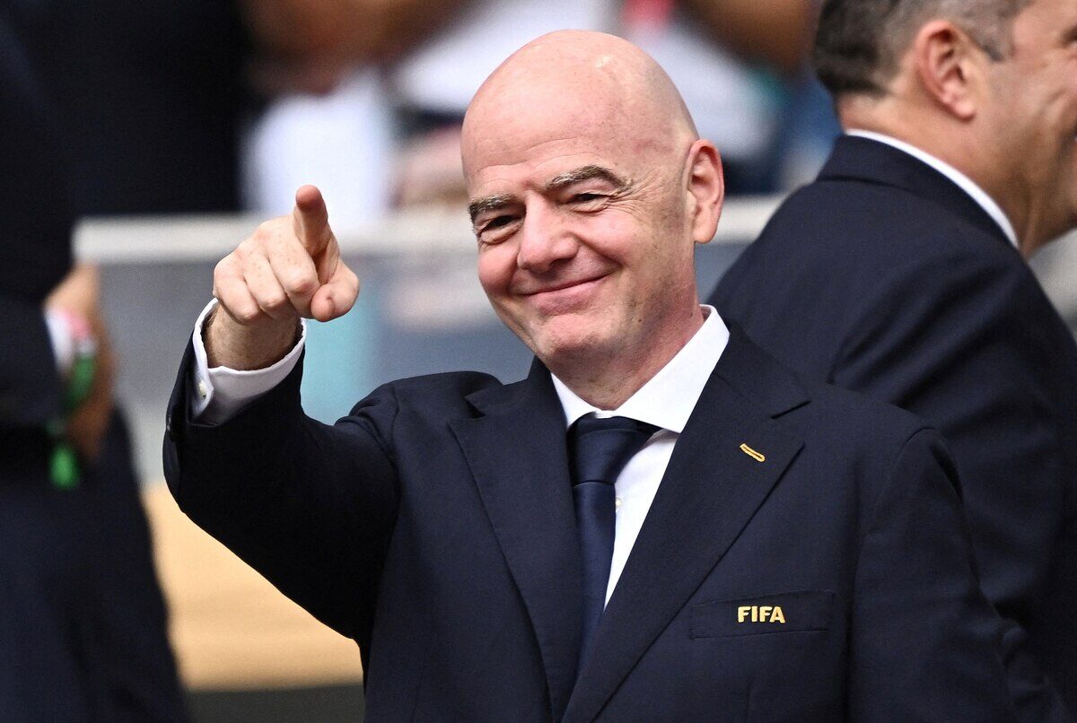 Gianni Infantino, presidente de la FIFA, sonríe y señala con el dedo en un evento relacionado con la Copa del Mundo