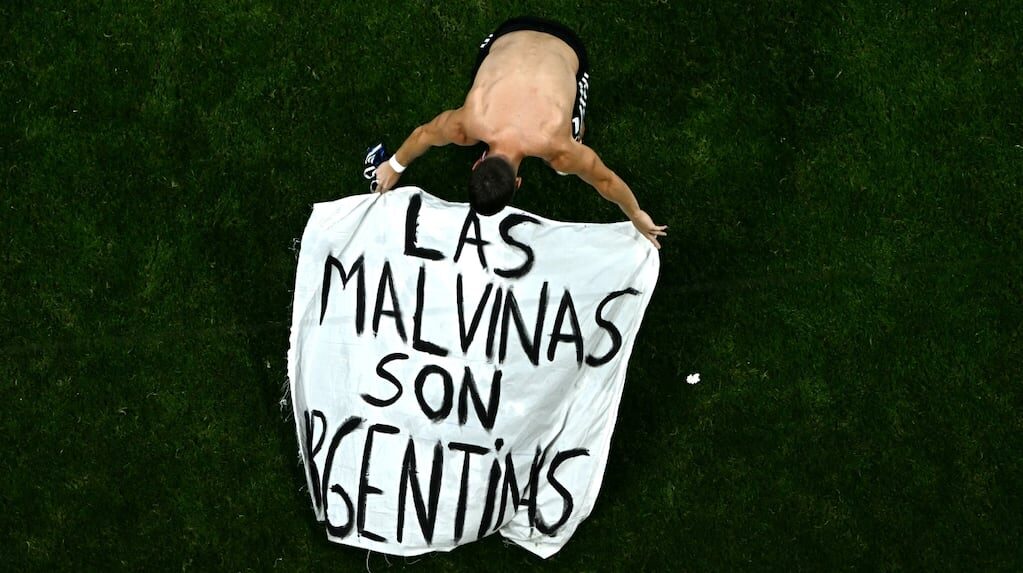Festejos de la Selección argentina con la bandera de Malvinas