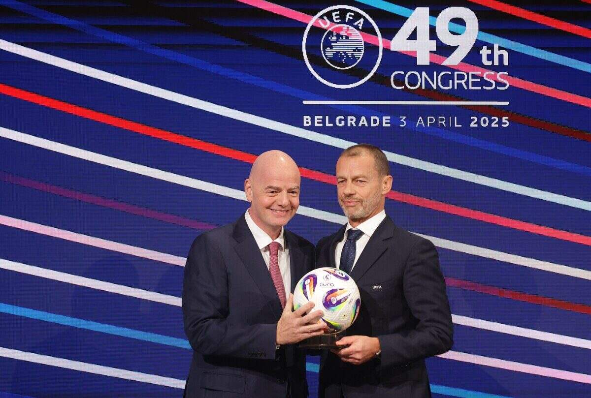 Gianni Infantino y Aleksander Čeferin en el 49º Congreso de la UEFA en Belgrado