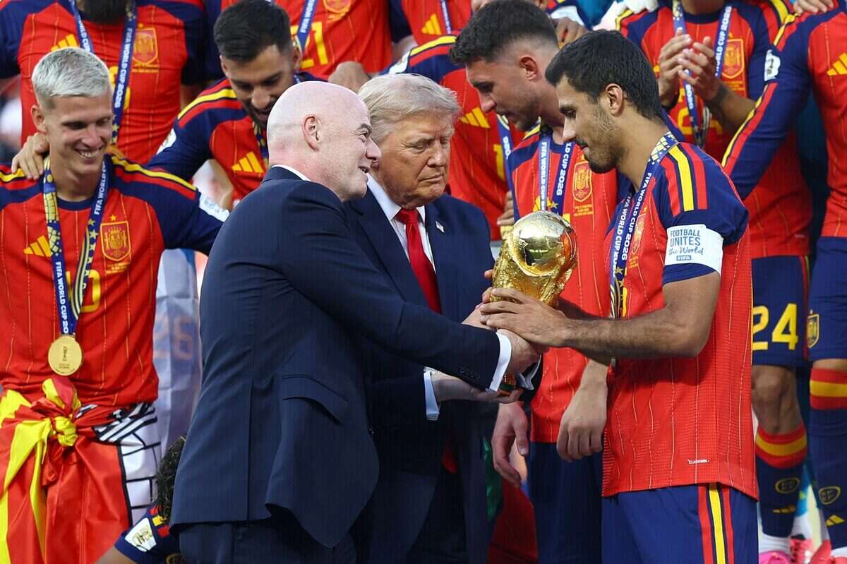 Gianni Infantino entrega la Copa Mundial a un jugador de la selección española, con Donald Trump presente en la ceremonia