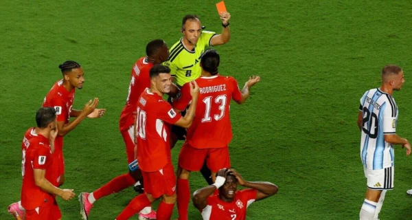 Momento de una revisión del VAR durante el Mundial 2026