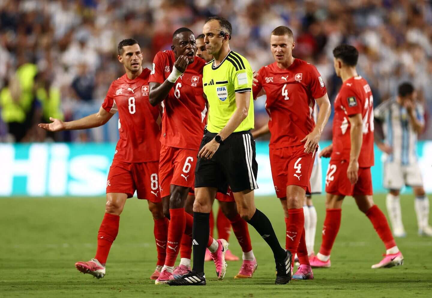 Jugadores suizos discuten con el árbitro durante un partido del Mundial 2026