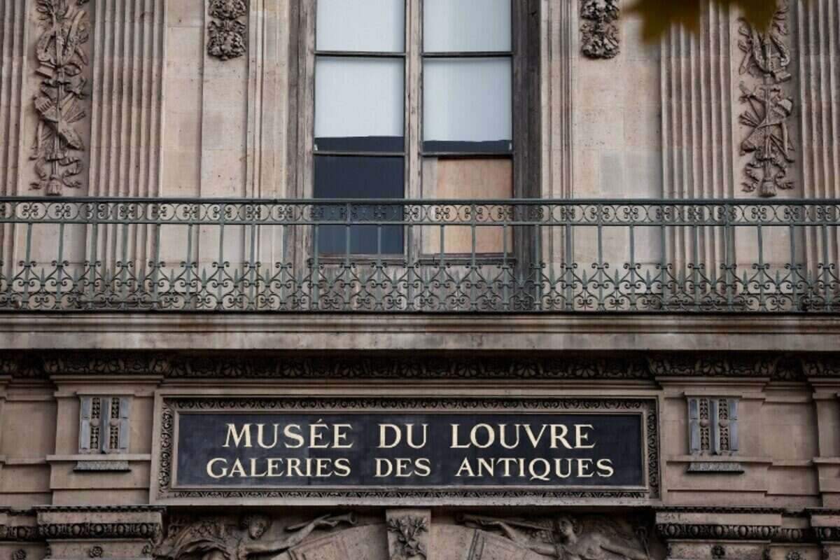 Fachada del Museo del Louvre con el letrero de la Galería de Antigüedades