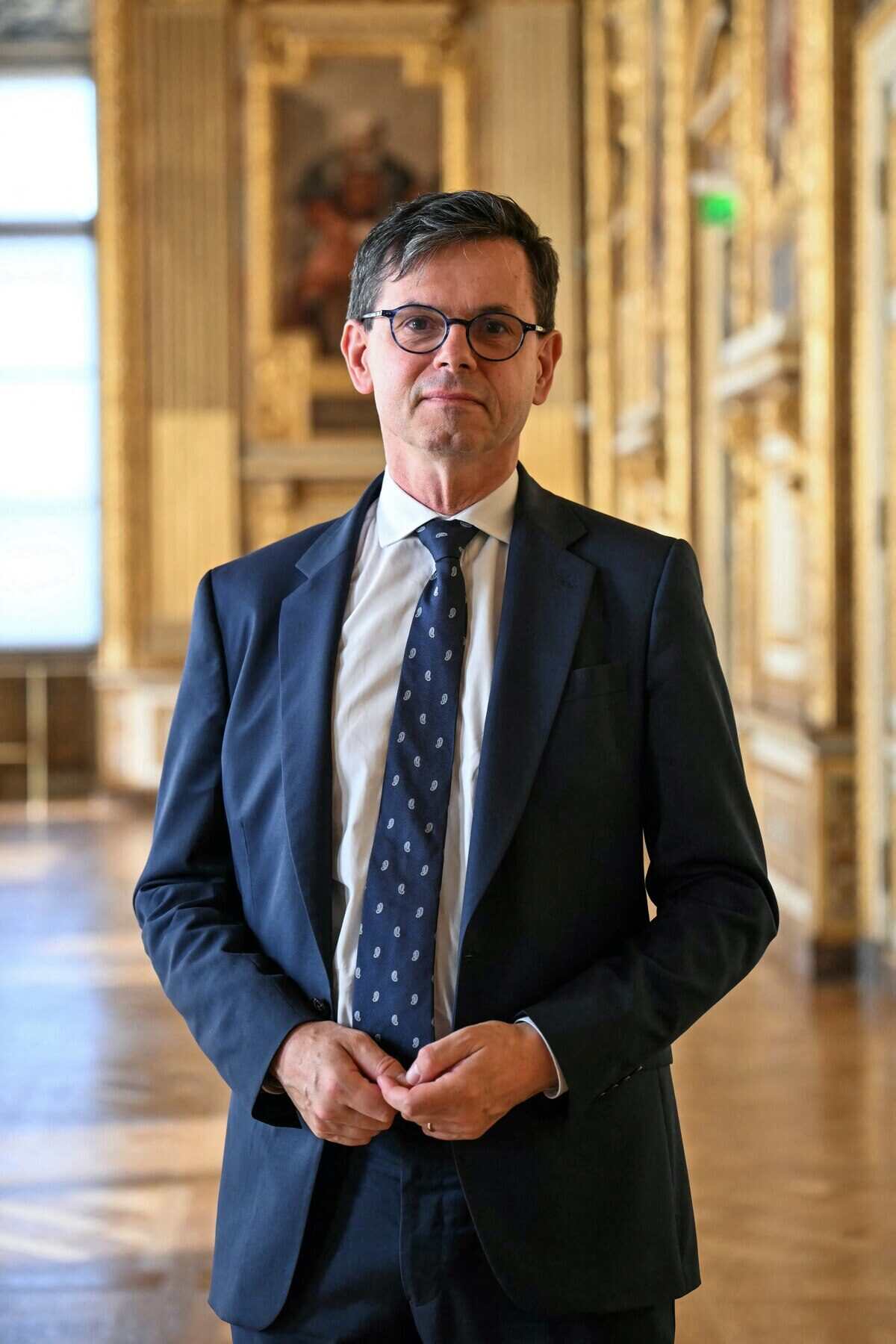 Director del Louvre en la Galería de Apolo tras su reapertura