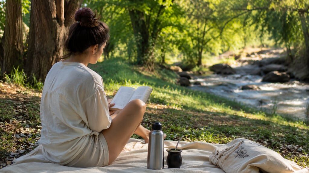 Jóvenes disfrutando de la naturaleza en un estilo de vida hobbit