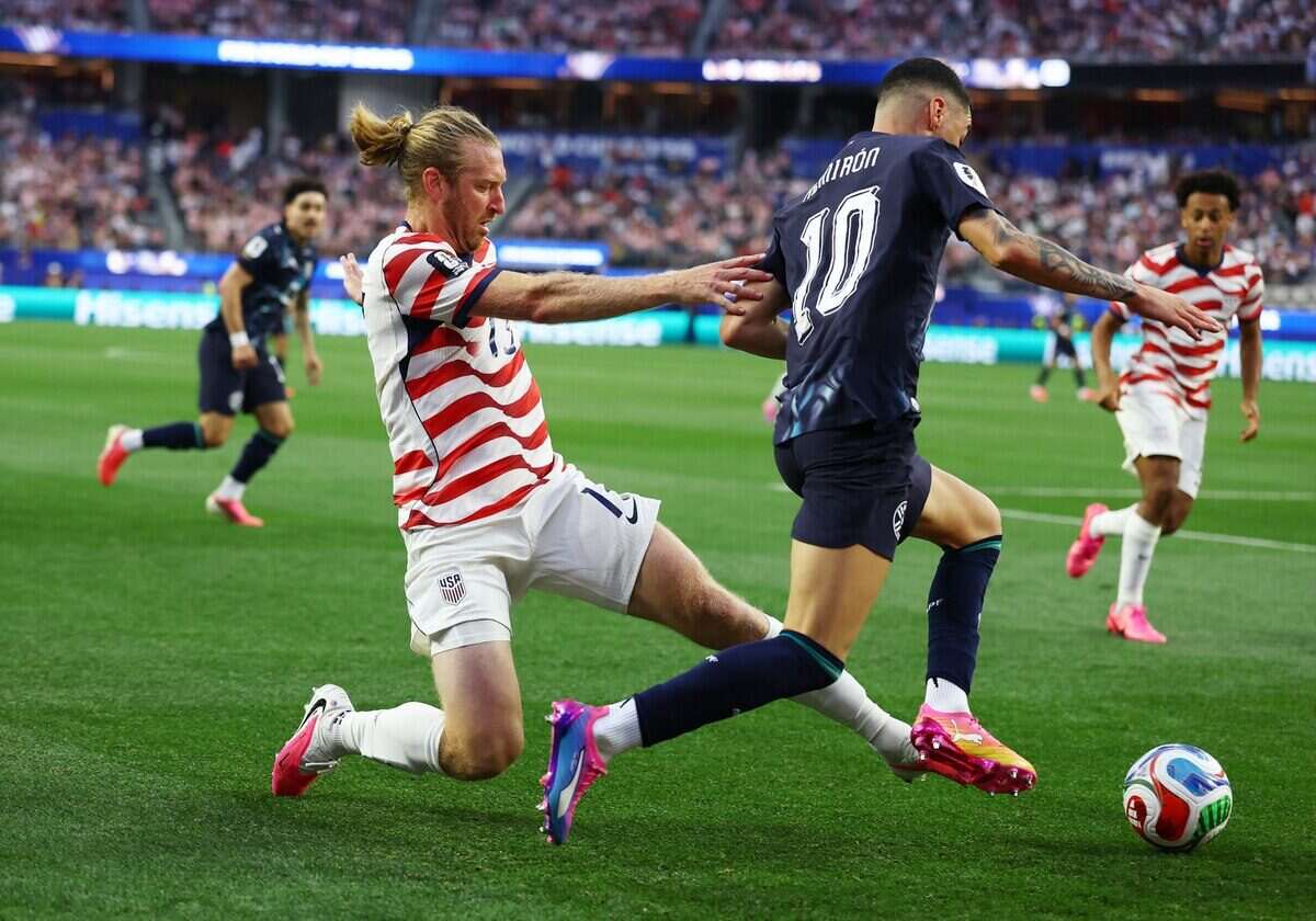 Jugador de la selección de Estados Unidos comete falta a Miguel Almirón durante un partido de fútbol