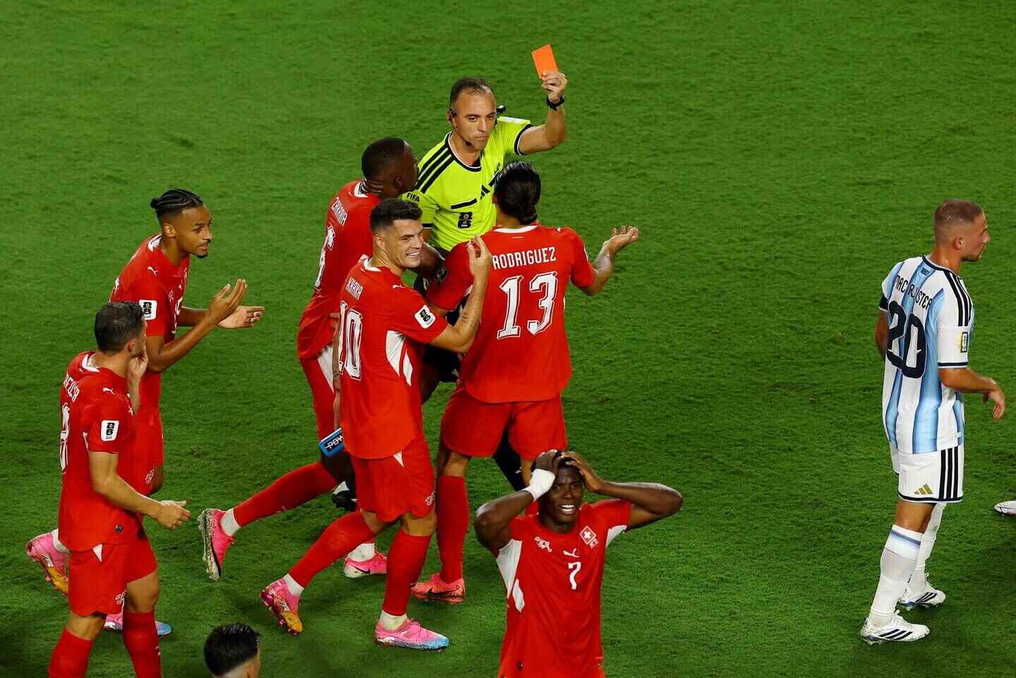 El árbitro muestra tarjeta roja a Breel Embolo durante el partido Argentina-Suiza en el Mundial 2026