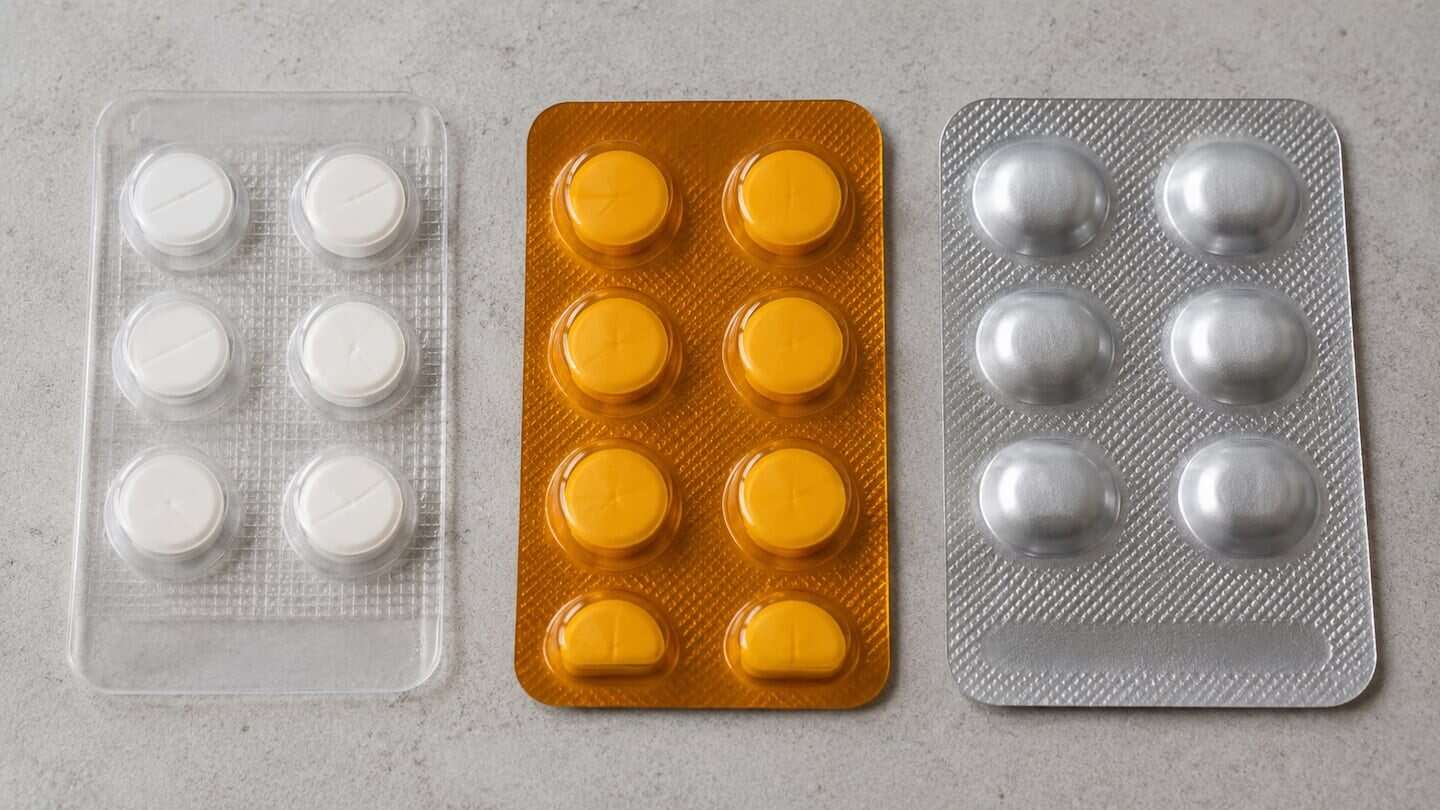 Tres tipos de blísteres de medicamentos con diferentes colores y formas de pastillas