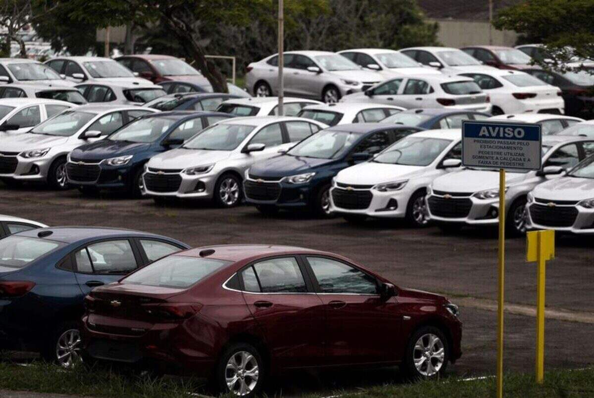 Estacionamiento con autos nuevos de diferentes colores en Brasil