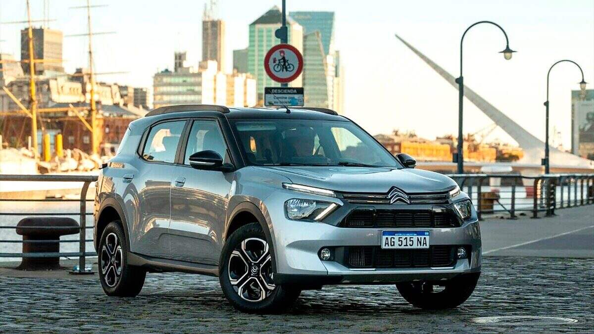 SUV Citroën en un puerto de Buenos Aires con edificios modernos al fondo