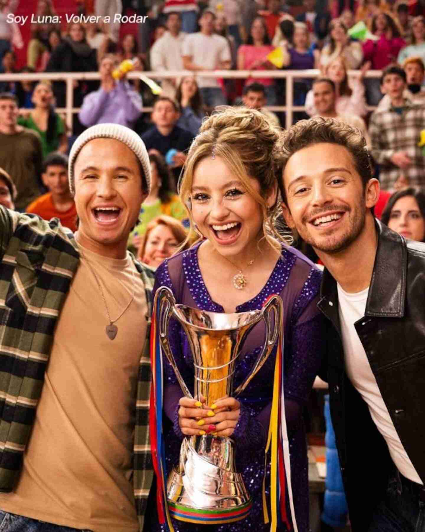 El elenco de 'Soy Luna' celebra con un trofeo en la cuarta temporada